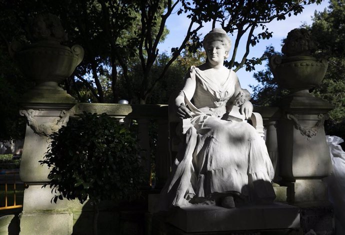 Estatua de Emilia Pardo Bazán