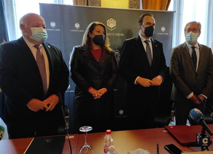 (Desde Izda.), Jesús Aguirre, Carmen Crespo, José Carlos Gómez Villamandos Y Rogelio Velasco, Tras La Firma Del Acuerdo.