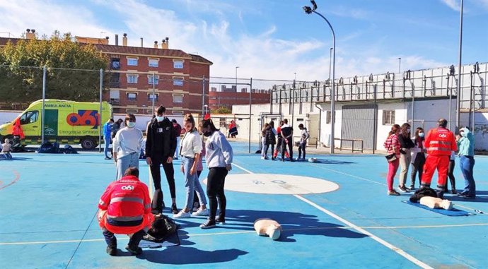 El 061 enseña primeros auxilios a alumnos de magisterio.