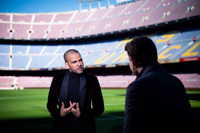 El jugador del FC Barcelona Dani Alves en su presentación en el Camp Nou, atiende a Bara TV
