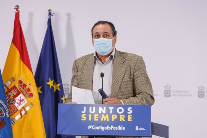 Archivo - El consejero de Sanidad del Gobierno de Canarias, Blas Trujillo, comparece en rueda de prensa