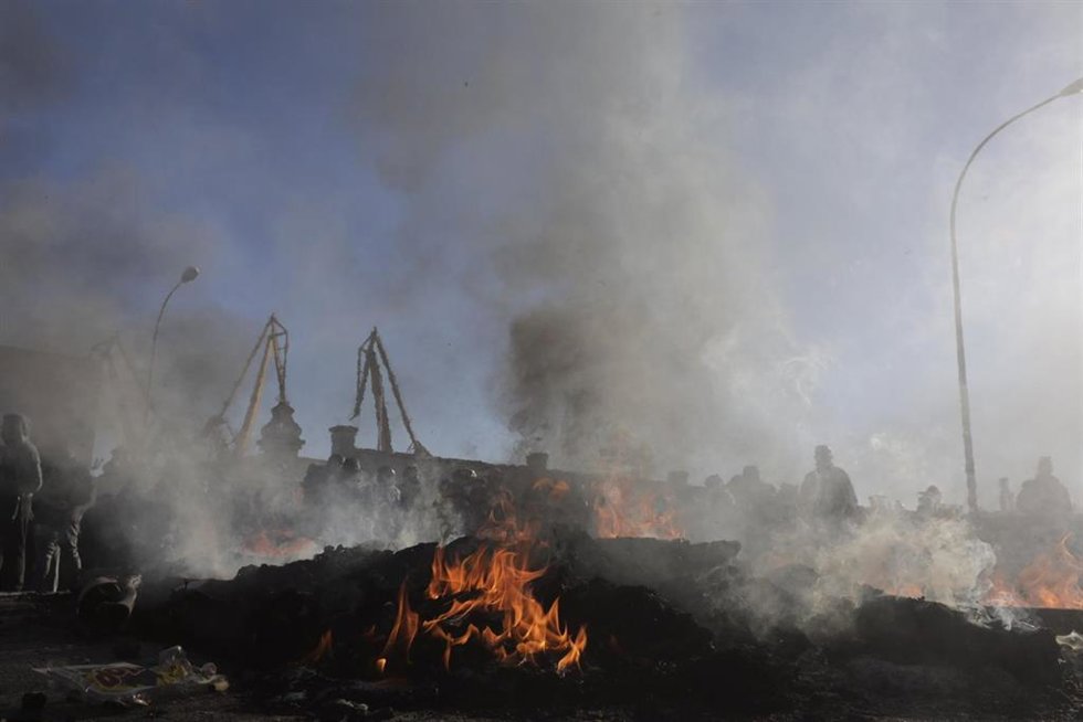 Acciones de los trabajadores de empresas auxiliares del metal en Cádiz que masivamente una huelga con barricadas y cortes de vías. A 09 de noviembre de 2021, Cádiz.
