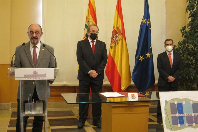 El presidente de Aragón, Javier Lambán, con el consejero de Hacienda, Carlos Pérez Anadón, y el presidente de la Sareb, Javier García del Río, antes de suscribir un protocolo para que los suelos del PTR puedan abrirse a nuevos usos productivos.