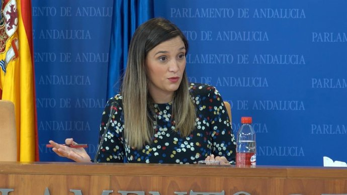 La portavoz adjunta del Grupo Socialista en el Parlamento andaluz, María Márquez, en rueda de prensa.