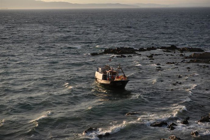 Archivo - El pesquero con bandera marroquí Albatros II encalló, en la tarde noche del miércoles 17 de junio, en la costa de Ceuta, (España). Debido a un problema en la maquinaria y con un viento de poniente fuerte, ha quedado encallado entre las piedras