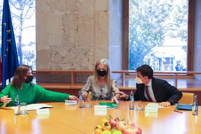 La consejera de Cultura y Patrimonio Histórico, Patricia del Pozo, ha presidido la firma del Protocolo General de Colaboración para la conmemoración del Centenario del Concurso de Cante Jondo de Granada de 1922 en el Palacio de Carlos V.