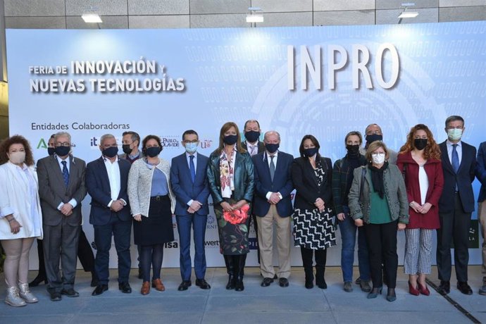 Foto de familia tras la inauguración de la Feria de la Innovación de la Diputación de Sevilla.