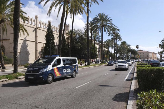 Archivo - Un furgón de la Policía Nacional durante una marcha motorizada en Palma, Mallorca, Baleares (España), a 13 de febrero de 2021. 