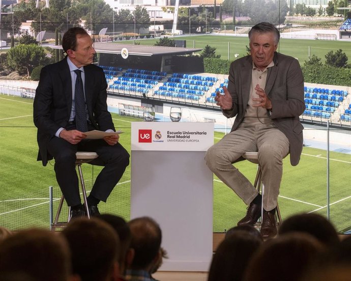 El entrenador del Real Madrid, Carlo Ancelotti, y el Director de RRII del club blanco, Emilio Butragueño, en la inauguración del curso académico de la Escuela Universitaria Real Madrid-Universidad Europea.