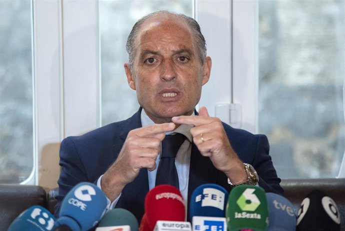 El expresidente del PPCV y la Generalitat Francisco Camps en rueda de prensa en Valncia