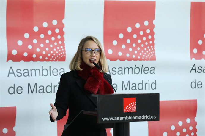 La portavoz de Unidas Podemos en la Asamblea de Madrid, Carolina Alonso, durante una rueda de prensa antes de una sesión plenaria de la Cámara madrileña, a 11 de noviembre de 2021, en Madrid, (España). La sesión plenaria de este jueves está marcada por 