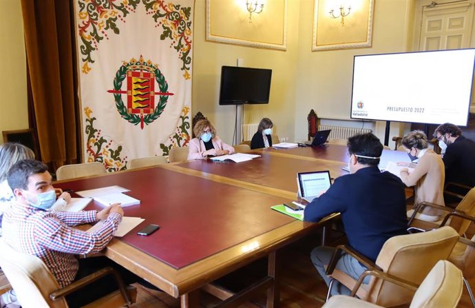 La concejal Charo Chávez explica el Presupuesto de 2022 para el Área de Innovación, Desarrollo Económico, Empleo y Comercio.