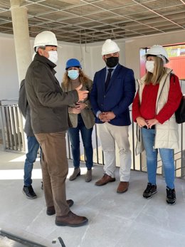 El delegado territorial de Regeneración, Justicia y Administración Local en Cádiz, Miguel Rodríguez, durante su visita a las obras del futuro Centro Cívico y Formativo Espíritu Santo.