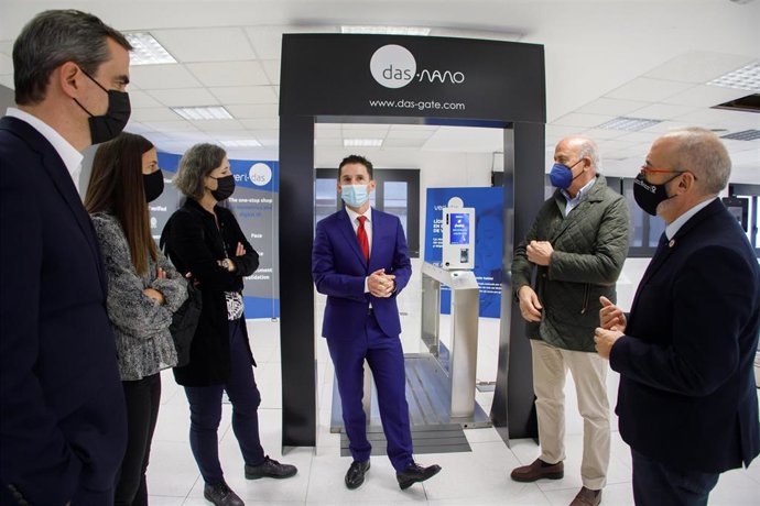 Durante la visita del consejero Cigudosa a das-Nano.