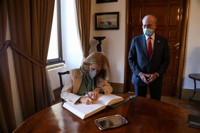 El alcalde de Málaga, Francisco de La Torre, y la presidenta de Cotec, Cristina Garmendia, en Málaga