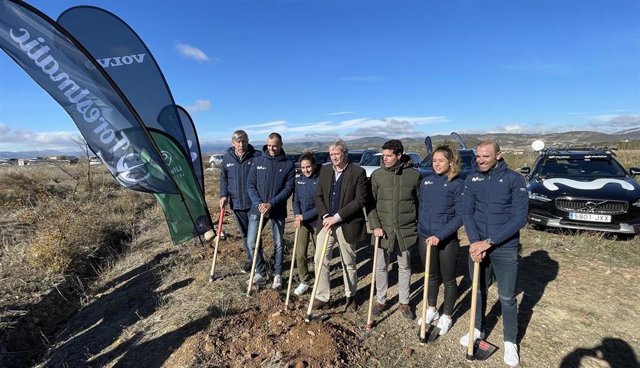 El Movistar Team participa en un proyecto de reforestación en Sangüesa (Navarra)