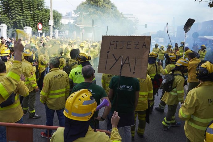 Manifestantes de Amaya concentrados en las puertas del Parlamento a 03 de noviembre del 2021, en Sevilla (Andalucía) Trabajadores de la Agencia de Medio Ambiente y Agua (Amaya), dependiente de la Junta de Andalucía y en la que se encuentra el dispositiv