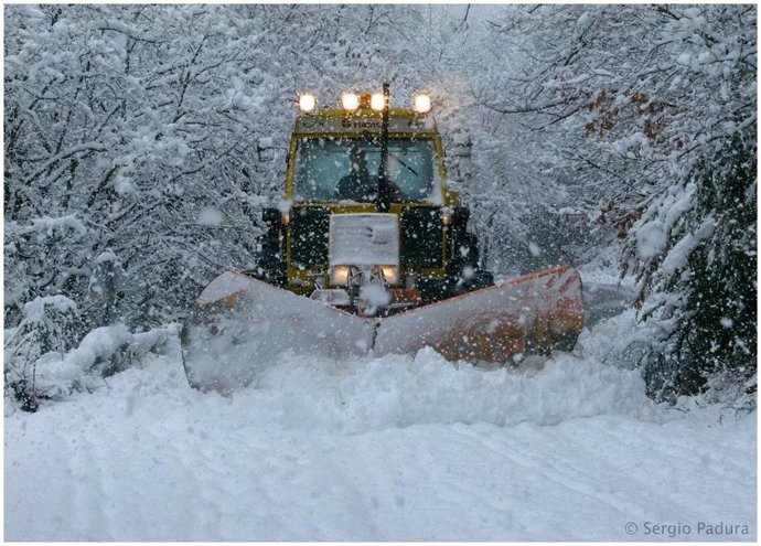 Archivo - Una máquina quitanieves en la Comarca de la Jacetania