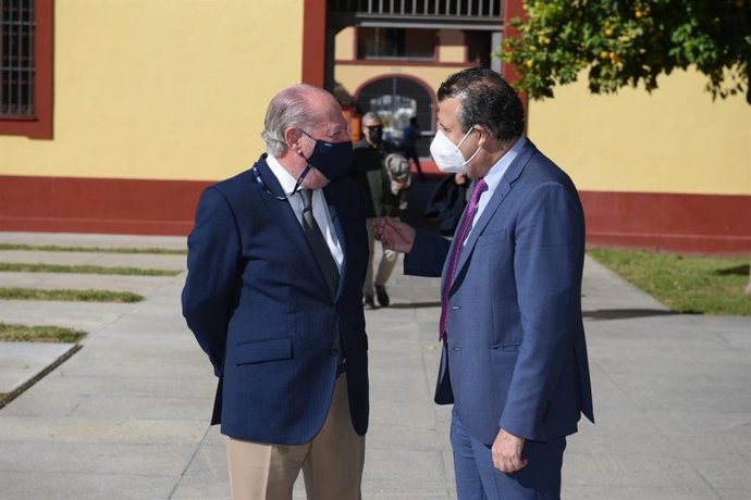 Rodríguez Villalobos y Javier Fernández en la Diputación