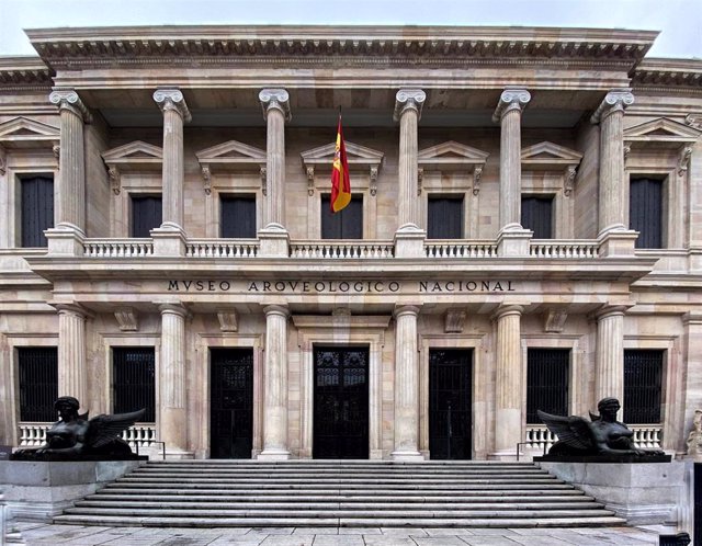 Archivo - Entrada principal del Museo Arqueológico Nacional (MAN) flanqueada por dos esfinges aladas, en Madrid (España) a 29 de enero de 2020.