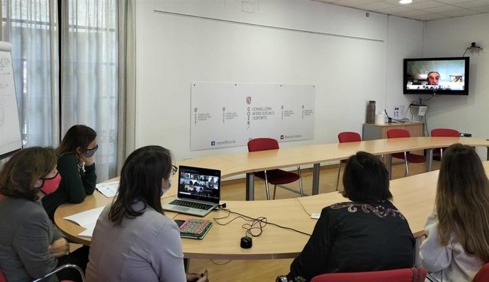 Reunión de March y Santiago con los participantes en el Congreso.
