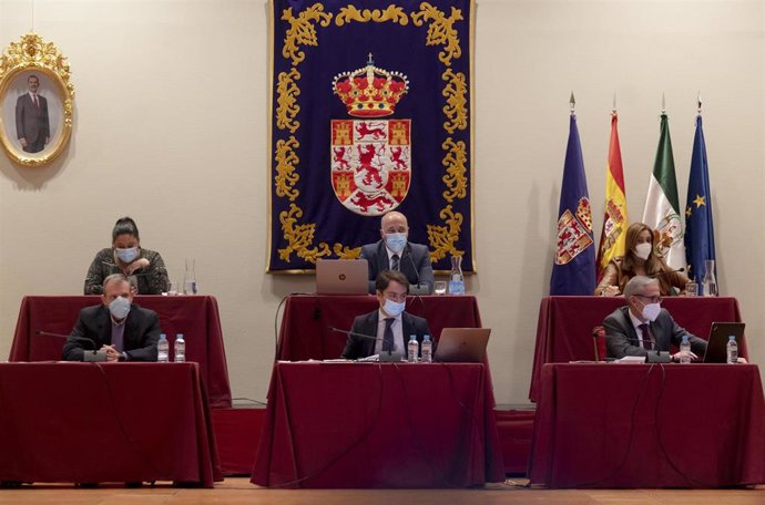 El presidente de la Diputación, Antonio Ruiz, preside el Pleno de la institución provincial.