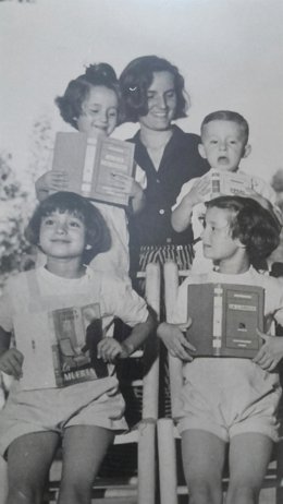 Archivo - Carmen Laforet con sus hijos