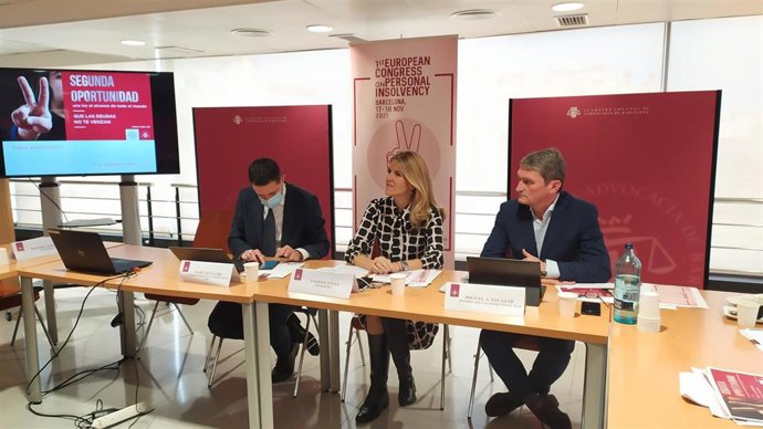 Los abogados y miembros del Icab Martí Batllori, Yvonne Pavía y Miguel Ángel Salazar, en rueda de prensa para presentar el I Congreso Europeo de Segunda Oportunidad, el 15 de noviembre de 2021.