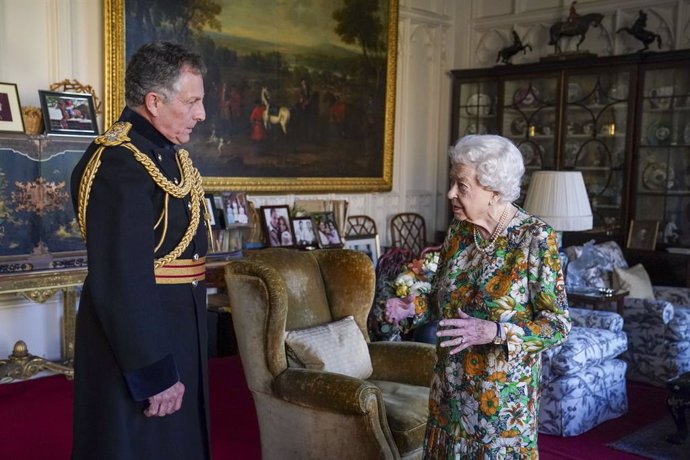 17 November 2021, United Kingdom, Windsor: Queen Elizabeth II (R) receives General Sir Nick Carter, Chief of the Defence Staff, during an audience in the Oak Room at Windsor Castle. General Sir Nick is stepping down as Chief of the Defence Staff by the 