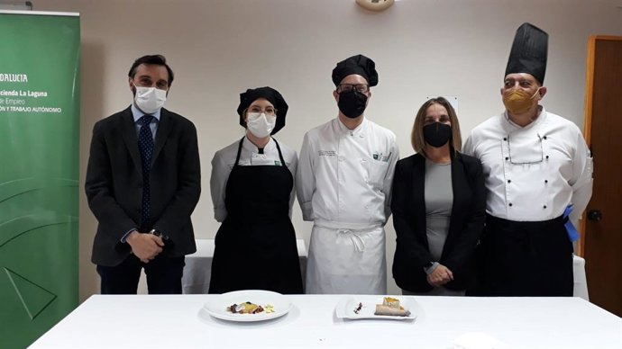 Reconocimiento a la alumna ganadora del certamen gastronómico.