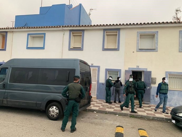Archivo - Agentes de la Guardia Civil en la operación Martinem contra el narcotráfico en el Campo de Gibraltar