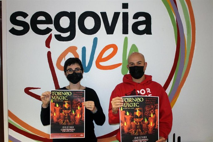 La dinamizadora social  María Pozo (izquierda) y el concejal de Juventud, Ángel Galindo .