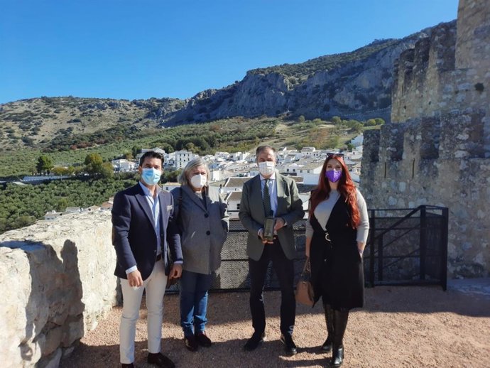 El delegado de Turismo de la Junta en Córdoba, Ángel Pimentel (segundo por la dcha.), en su visita a Zuheros.