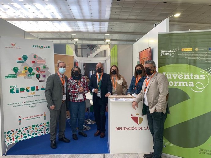 El diputado de Innovación, Santos Jorna, en el stand de la Diputación de Cáceres en la Feria de Empleo de Madrid