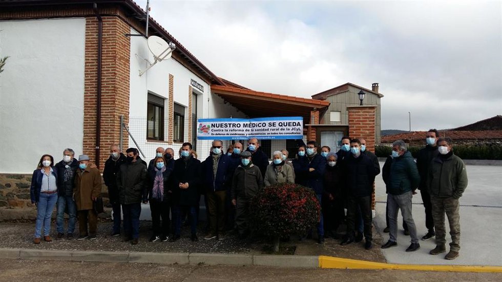 Tudanca delante del centro de salud de Aldeanuva.