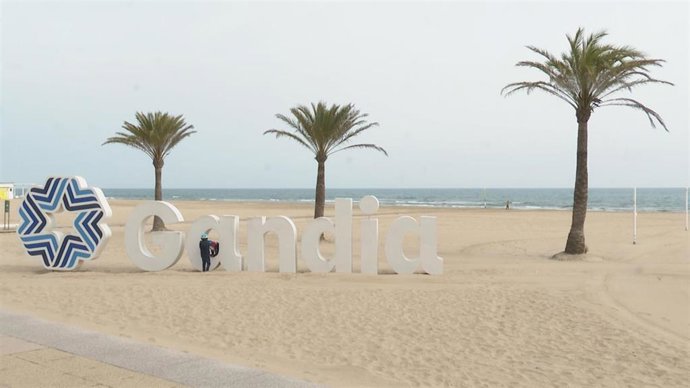 Archivo - Playas y terrazas vacías en Gandia (Valencia) esta Semana Santa