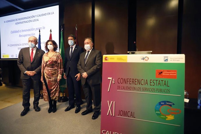 La ministra de Hacienda, María Jesús Montero (2d); el alcalde, Francisco de la Torre (1d), el edil de Recursos Humanos, Jacobo Florido (2i); y el vicepresidente de FAMP, Joaquín Villanova (1i), las unas jornadas.