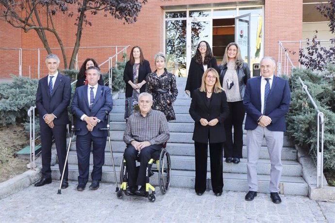 Foto de familia tras la presentación del título propio de la Pablo de Olavide 'Audiodescripción en eventos deportivos. I Edición', en colaboración con Cocemfe y los clubes Sevilla y Betis.