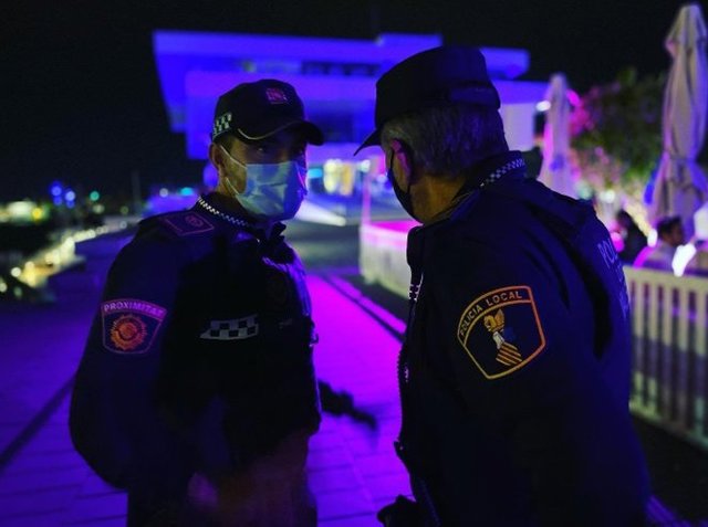 Dos agentes de la Policía Local en la zona de La Marina