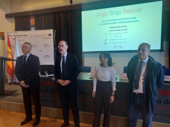 El presidente de la CEP, Jorge Cebreiros; el presidente del Puerto de Vigo, Jesús Vázquez Almuíña; la presidenta de Vigo Ship Repair, Nuria Toca; y el gerente de Aclunaga, Óscar Gómez, en la presentación de la plataforma de reparación naval.