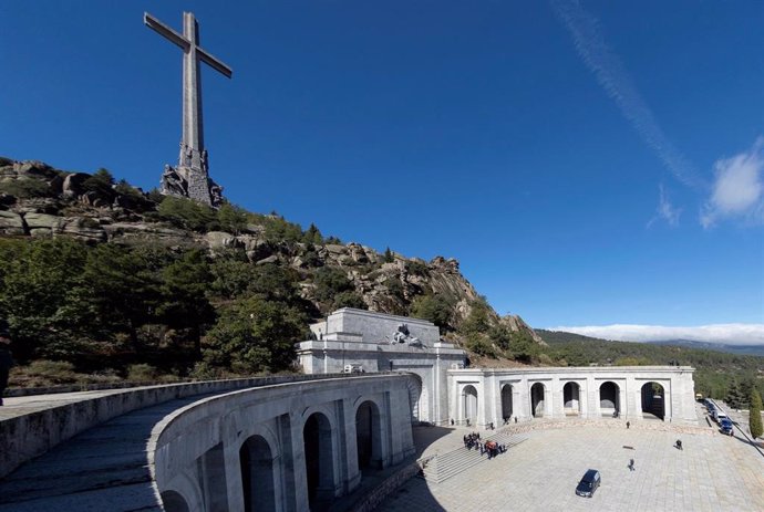 Archivo - Familiares de Francisco Franco portan el féretro con los restos mortales del dictador tras su exhumación en la basílica del Valle de los Caídos antes de su trasladado al cementerio de El Pardo-Mingorrubio para su reinhumación, en Madrid, a 24 