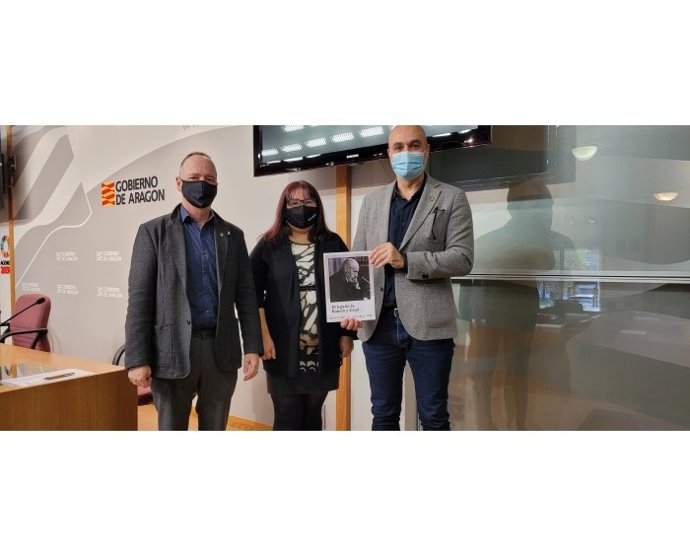 El concejal de Cultura del Ayuntamiento de Huesca, Ramón Lasaosa, la delegada institucional del CSIC en Aragón, María Jesús Lázaro, y el director general de Cultura del Gobierno de Aragón, Víctor Lucea, presentan el ciclo de conferencias sobre Cajal.