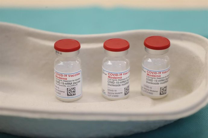 Archivo - Recipientes preparados para la vacuna de Moderna