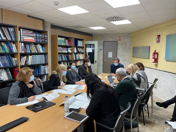 El concejal de Educación y Política Lingüística, Lloren Carrió, detalla las cuentas de su área para el próximo año.