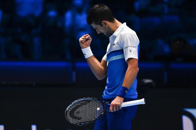 Novak Djokovic celebra un punto en su partido ante Andrey Rublev de las Finales ATP 2021