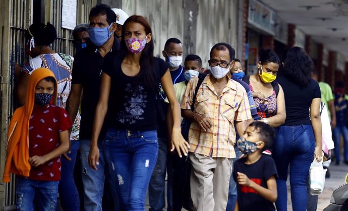 Archivo - Personas con mascarilla en Venezuela