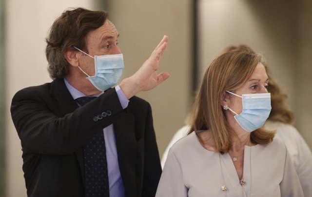 El secretario tercero del Senado, Rafael Hernando; y la vicepresidenta segunda del Congreso de los Diputados, Ana Pastor, a su llegada a una reunión conjunta de las Mesas del Congreso 