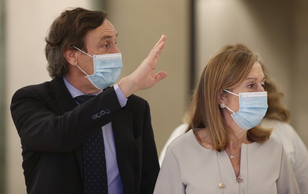 El secretario tercero del Senado, Rafael Hernando; y la vicepresidenta segunda del Congreso de los Diputados, Ana Pastor, a su llegada a una reunión conjunta de las Mesas del Congreso 