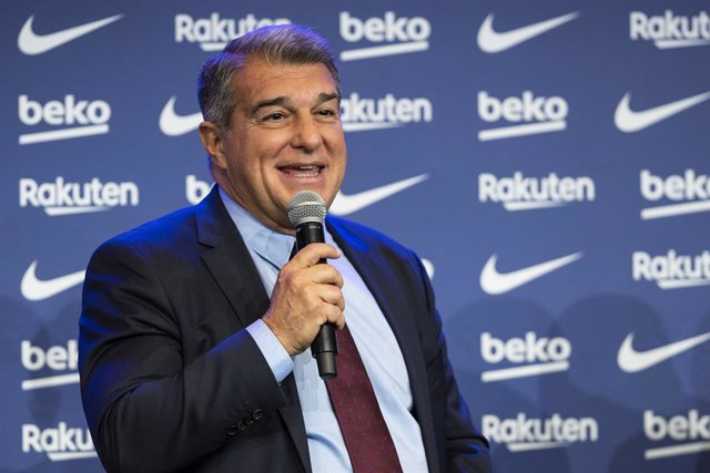 El president del FC Barcelona, Joan Laporta, en la presentació de Dani Alves