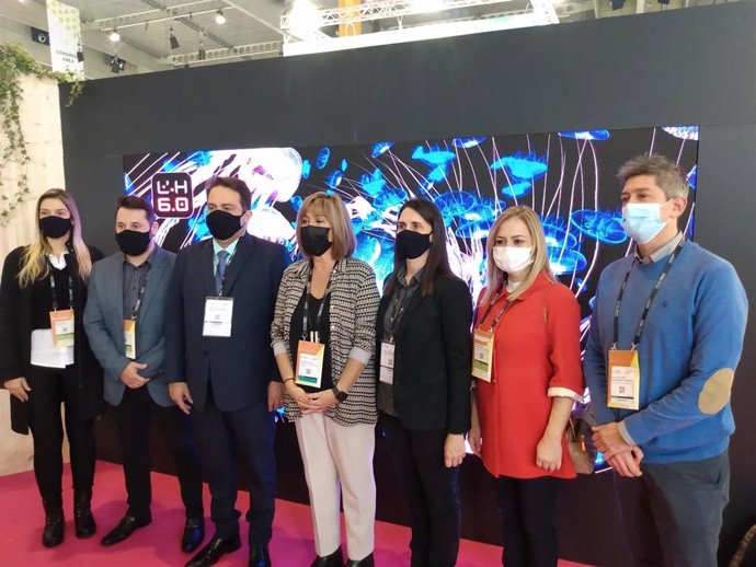 El alcalde de Anápolis, Roberto Naves con la alcadesa de LHospitalet y presidenta de la Diputación de Barcelona, Núria Marín, en el stand del Ayuntamiento de LHospitalet en Smart City Expo World 2021